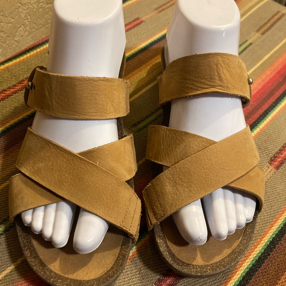 Teva Women's MAHONIA‎ SLIDE, tan size 8.5 good condition